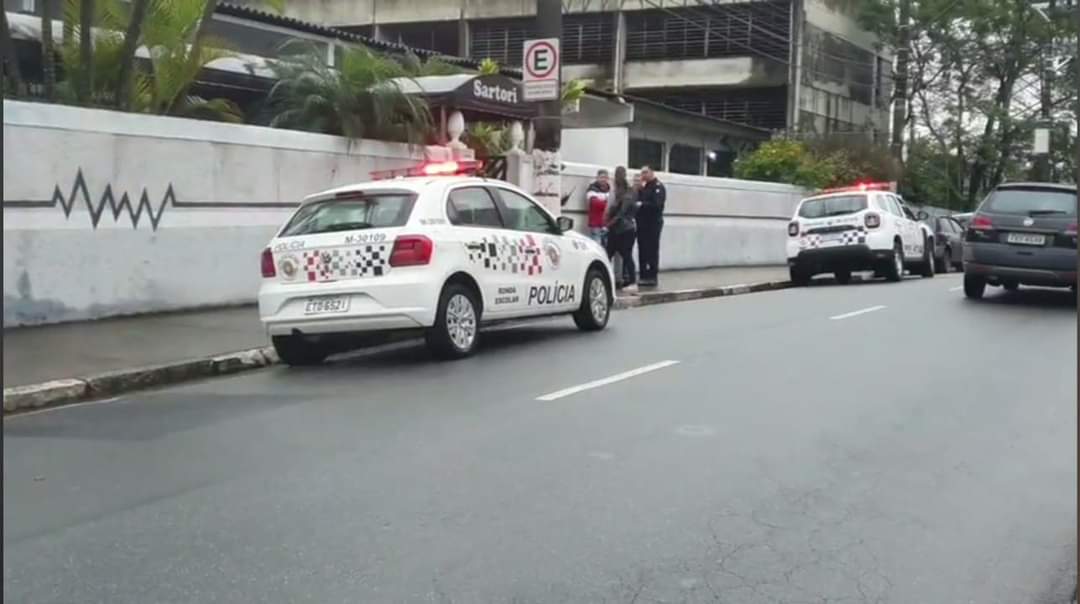 viaturas na frente da escola Sartori