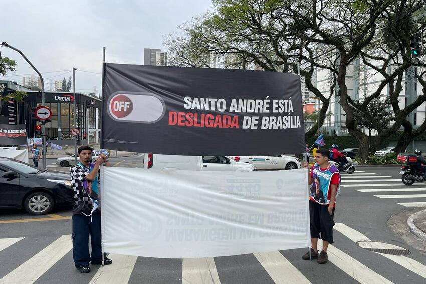 faixas pretas com protesto