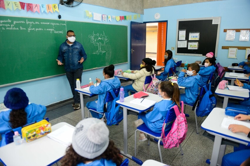 professor em sala de aula com alunos de São Bernardo
