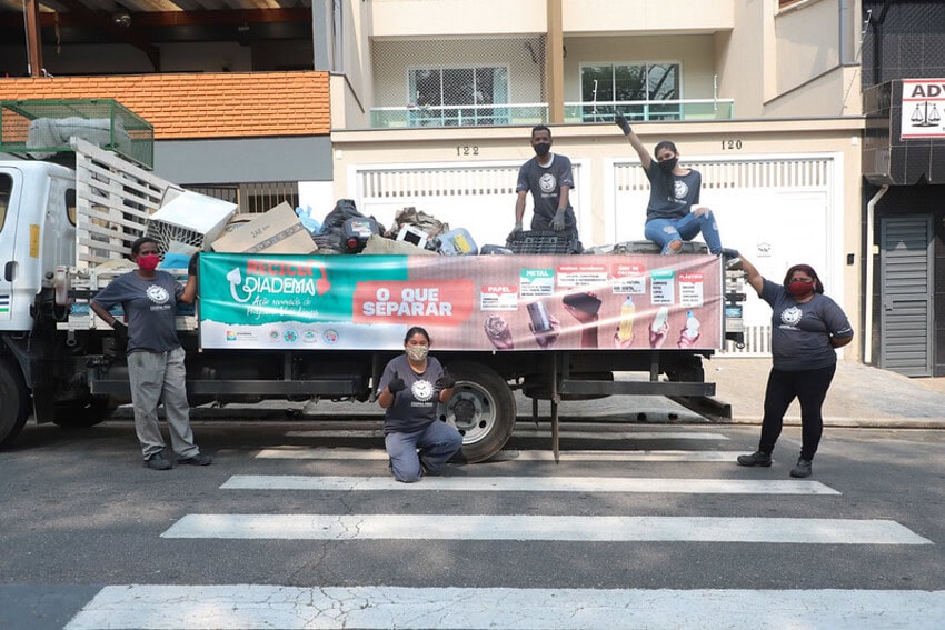trabalhadores e caminhão da coleta seletiva