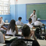 professor em sala de aula na rede estadual