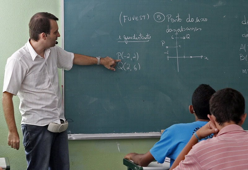 professor em sala de aula