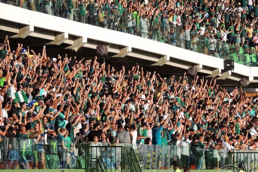torcida do Goiás nas arquibancadas