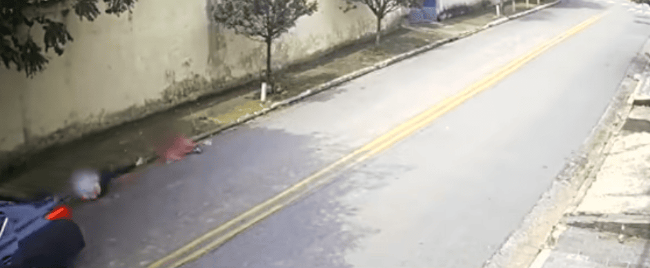 mãe e filha caída no solo