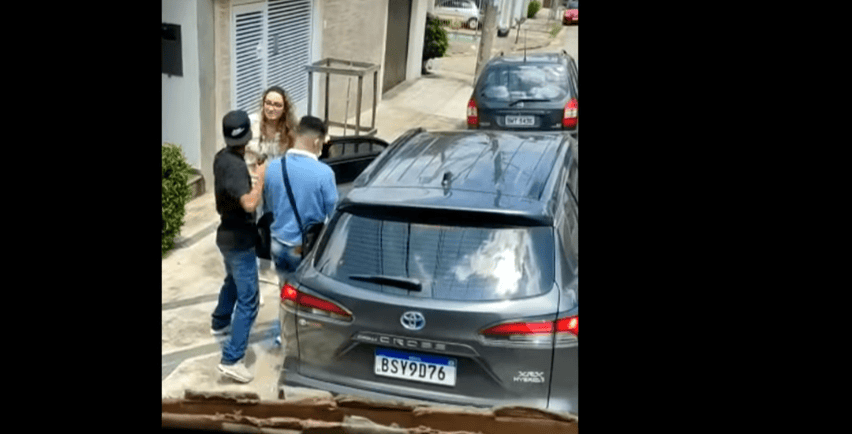 médica é abordada por três homens