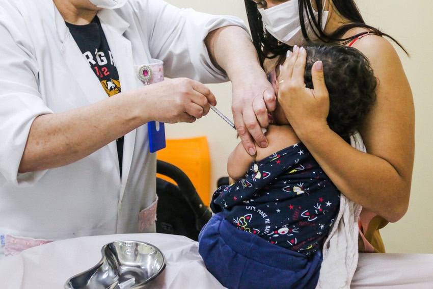 bebê sendo vacinado