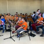 jovens apreendendo a tocar instrumentos