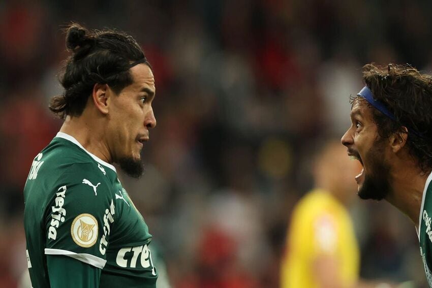 jogadores do Palmeiras comemoram gol