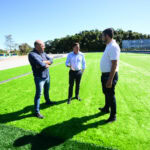 prefeito Orlando Morando no campo de futebol