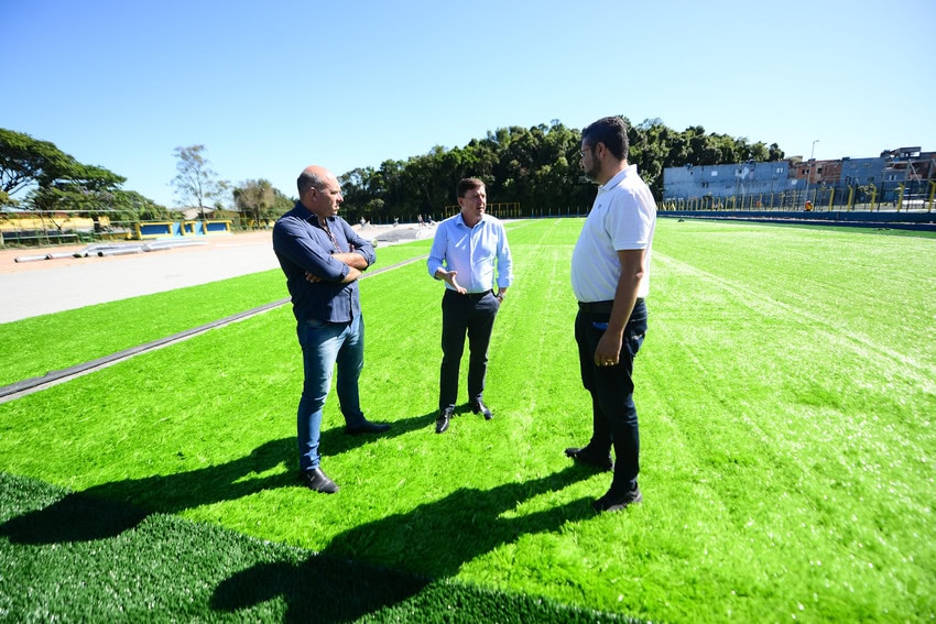 prefeito Orlando Morando no campo de futebol