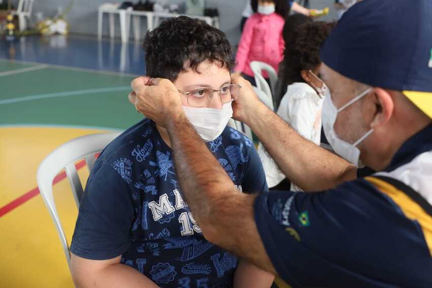 aluno com óculos