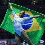Rebeca Andrade com Bandeira Brasileira