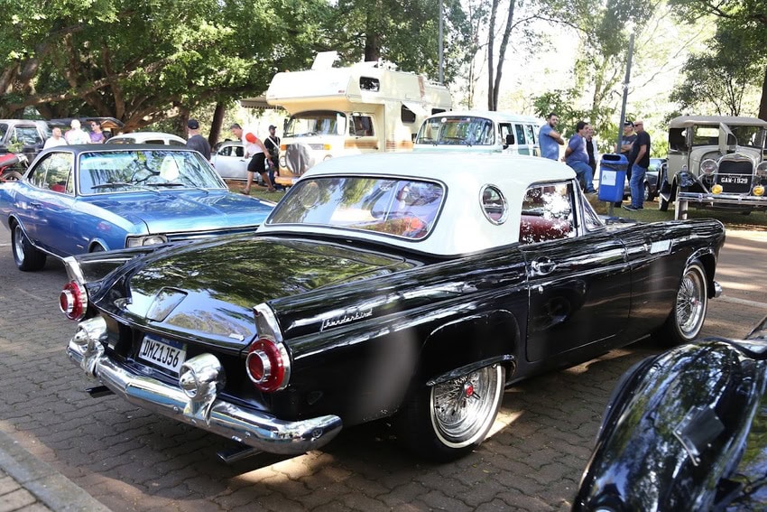 carros antigos em exposição
