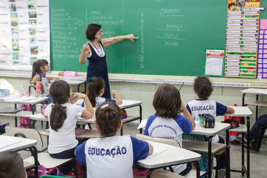 professora em sala de aula