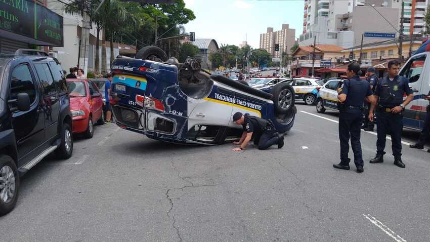 viatura capotada em São Bernardo