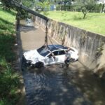 carro no córrego