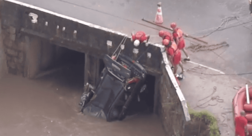 carro cai no rio