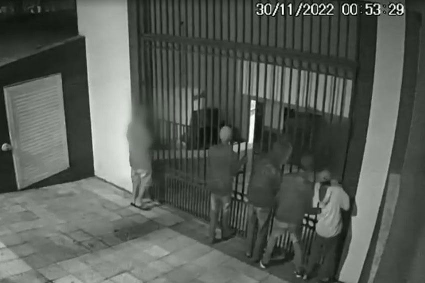 criminosos invadem prédio