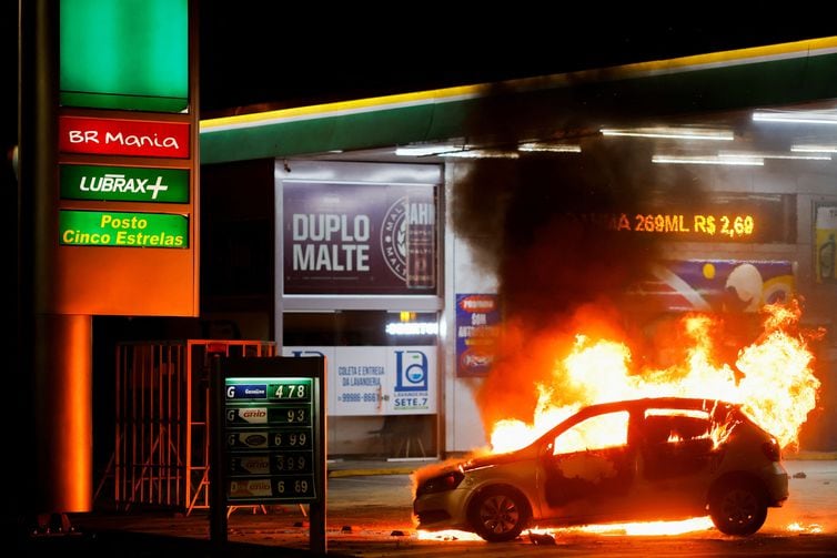 Carro incendiado