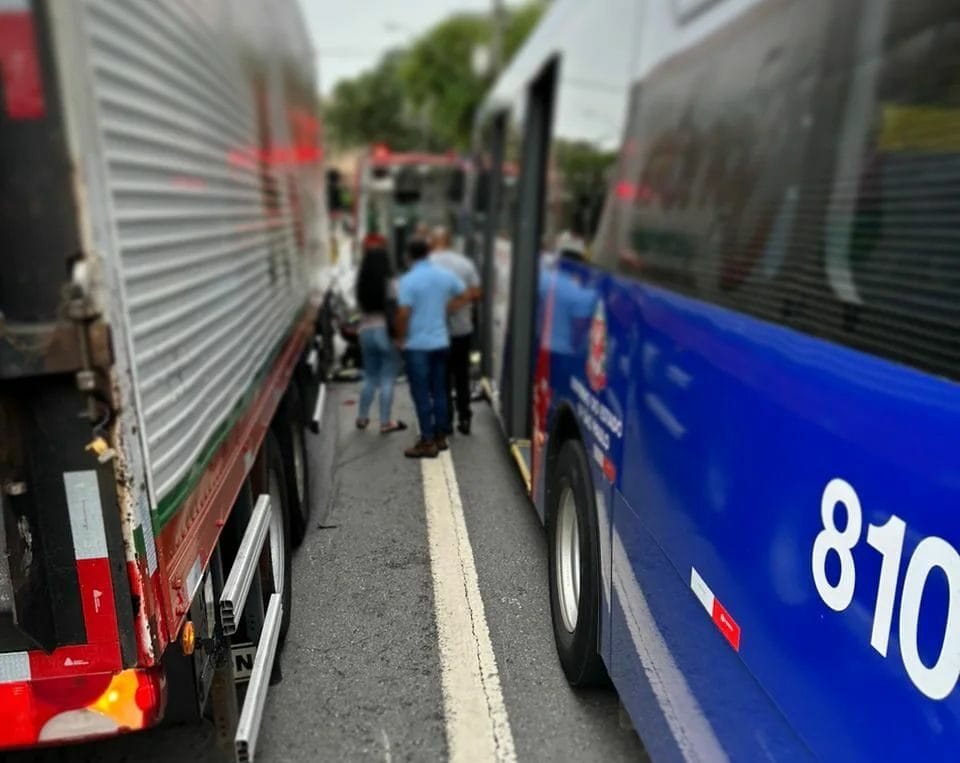 acidente entre moto e carro