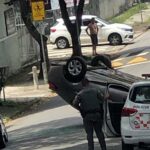 carro de aplicativo capotado na rua Equador