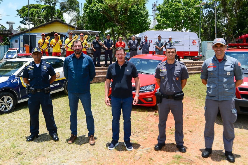 prefeito Orlando Morando e agentes de segurança