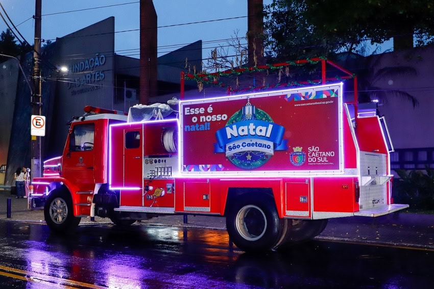 caminhão com decoração de natal