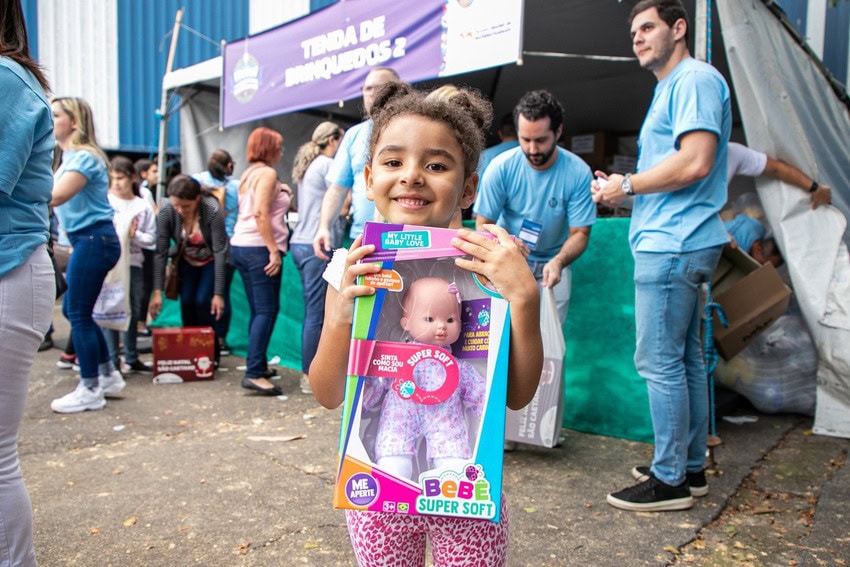 criança com brinquedo doado