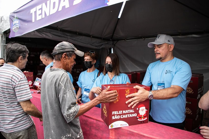 São Caetano distribui cestas natalinas