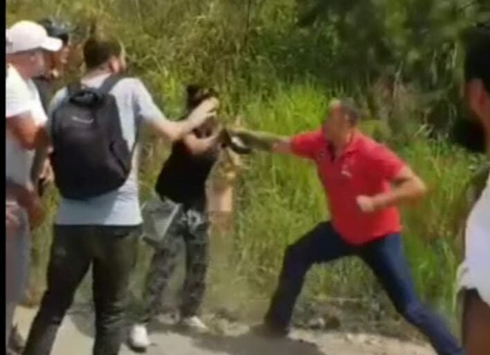 homem dá soco em ativista