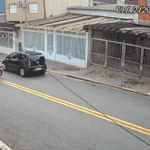 ladrão em moto vermelha