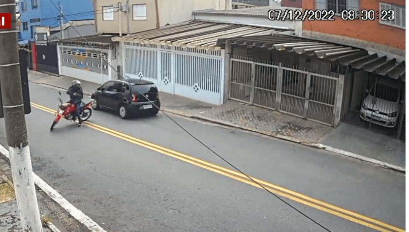 ladrão em moto vermelha