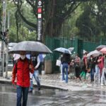 pessoas com guarda-chuva