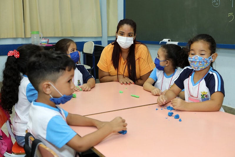 professora e alunos em sala de aula