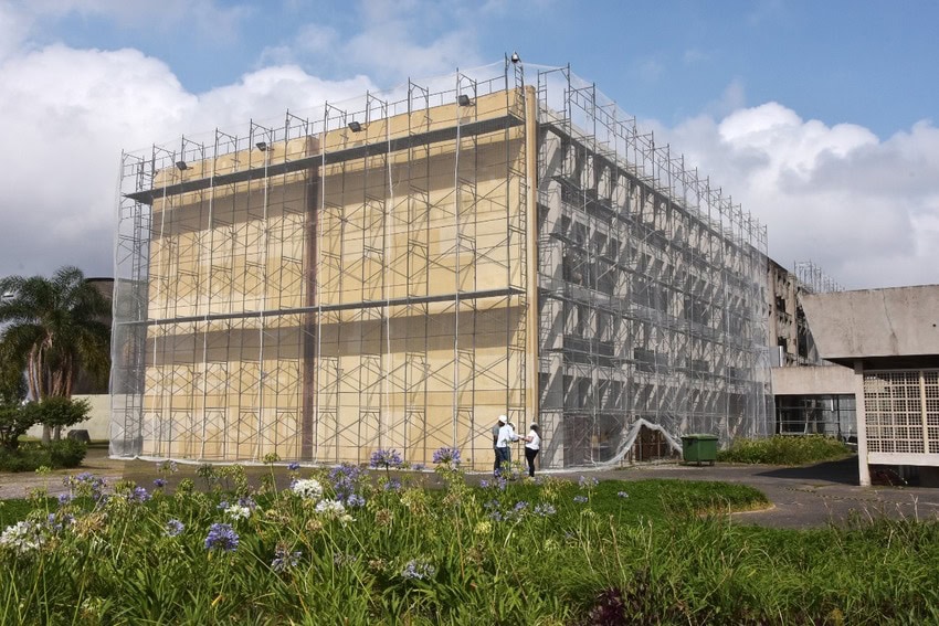 fachada da biblioteca em obras