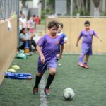 crianças jogando futebol