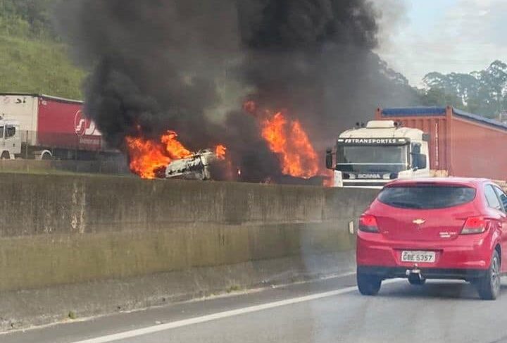 fogo no caminhão na Anchieta