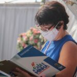 moradora recebe escritura em Ribeirão Pires