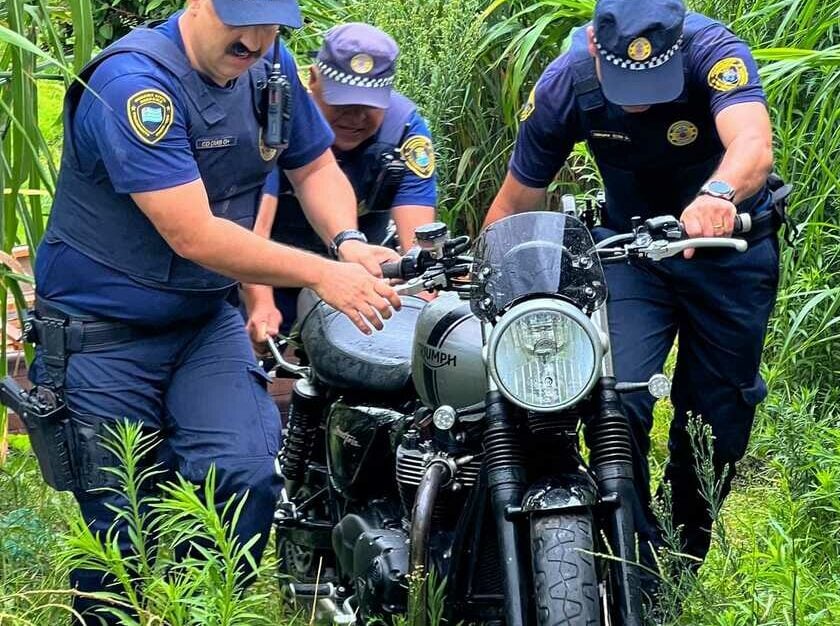 GCMs recuperam moto roubada e escondida em mata