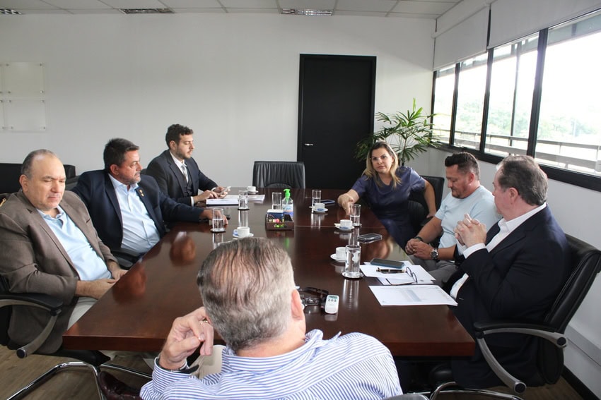 Carla Morando em reunião no Estado