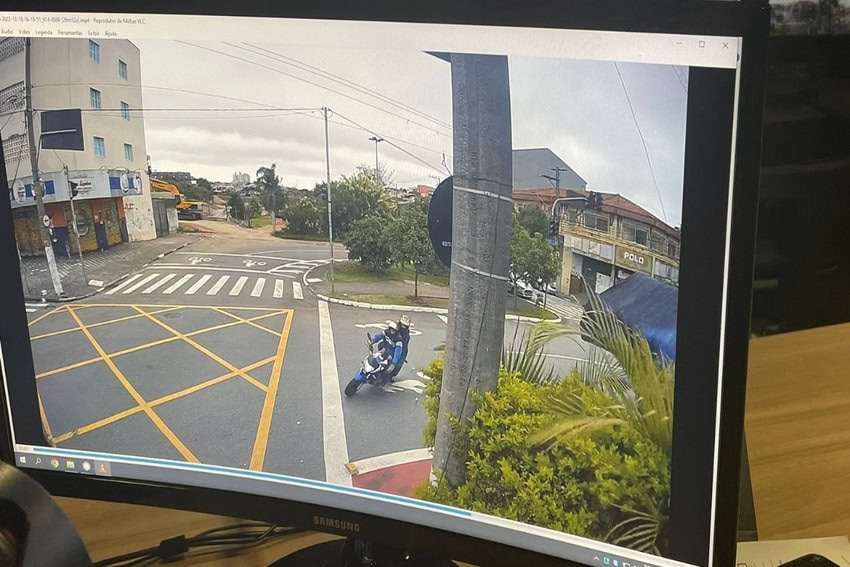suspeitos em moto