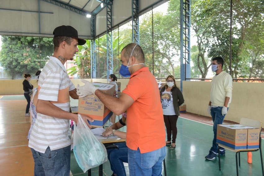 pessoa fazendo doação de alimentos em São Bernardo