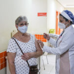 idosa sendo vacinada contra covid