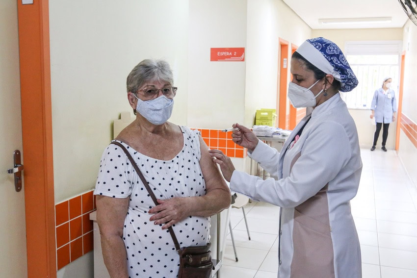 idosa sendo vacinada contra covid