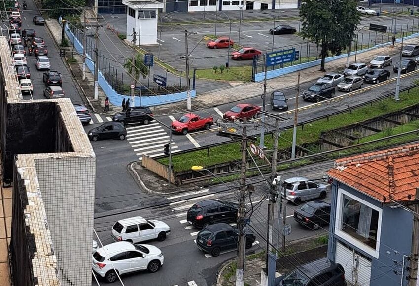 congestionamento na Avenida Ramiro Colleoni