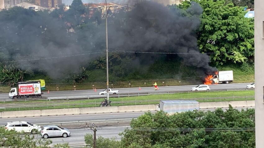 caminhão pega fogo na Anchieta