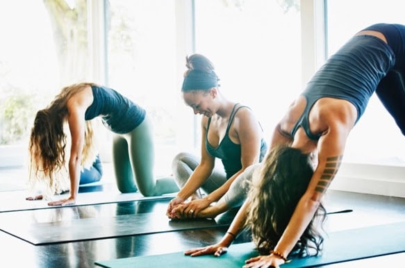 jovens praticando exercícios físicos