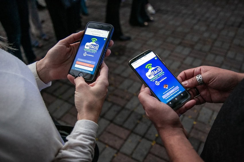 pessoas com celulares na mão