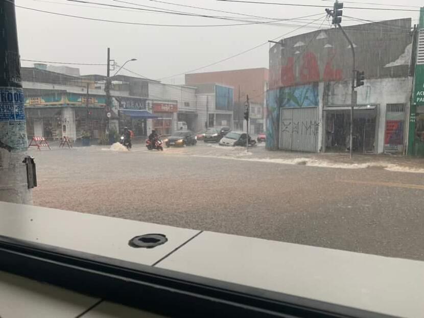 ruas alagadas no centro de Diadema