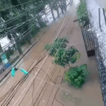 Avenida Juscelino Kubitschek, no bairro Alves Dias, alagada.